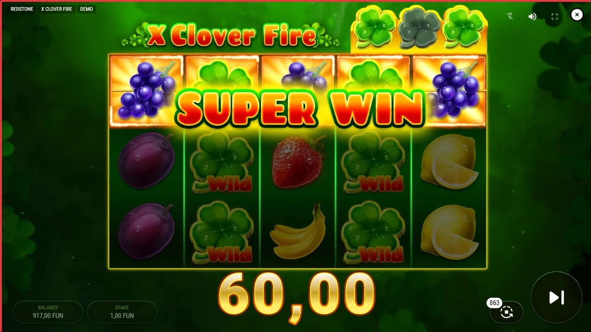 Interface do jogo X Clover Fire com símbolos de frutas e trevos flamejantes